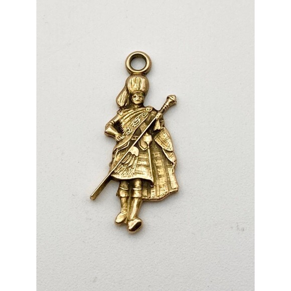 10k yellow gold March’72 charm